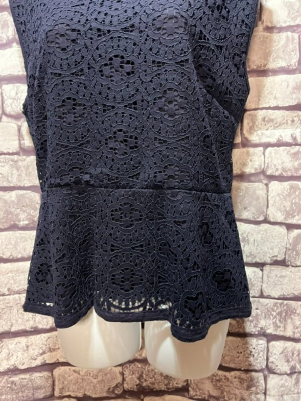 Ann Taylor Navy Sleeveless Lace Blouse Size M - Picture 3 of 6